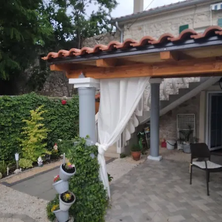 Kameni Dvori Apartment *